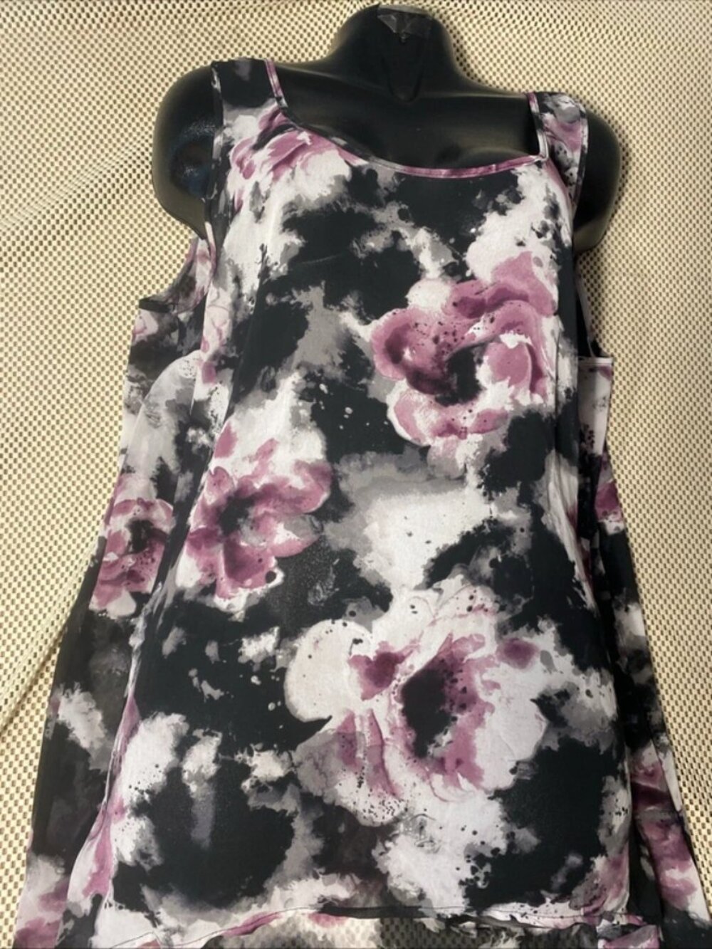 Torrid Womens Hi Low Tank Top Size 2 Black Pink Floral Round Neck Sleeveless - Picture 2 of 5